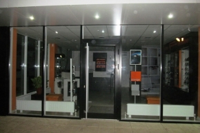 В местном магазине Orange была открыта входная дверь.