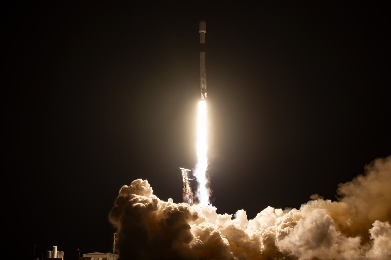 SpaceX вывела на орбиту 50-ю с начала года партию интернет-спутников Starlink.