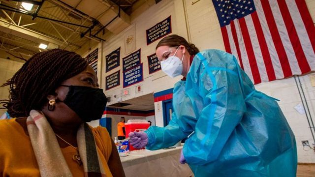 США вакцинировали половину взрослого населения от COVID-19.