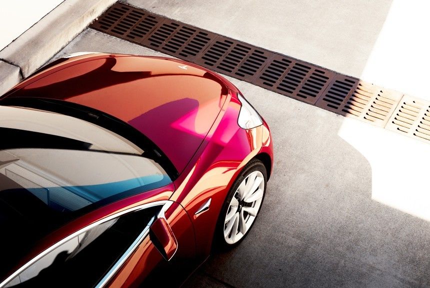 Автомобили Tesla самостоятельно найдут свободное место на парковке с помощью автопилота. 