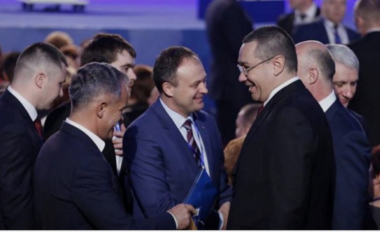 Экс-премьер Румынии Виктор Понта поздравил первого зампреда Демпартии Влада Плахотнюка с достигнутыми успехами. Фото: agora.md