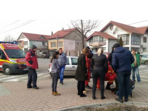 O tânără leșinată pe stradă, ocolită cu indiferență de trecători. Foto: digi24.ro