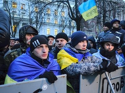 Peste 2.000 de persoane au manifestat joi seara pentru o Ucraina unita, la Donetk, regiune unde mai multe cladiri publice au fost ocupate de activisti prorusi.