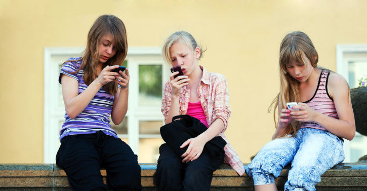 Părinții cumpără smartphone-uri copiilor în prag de 1 septembrie. Foto: cluju.ro