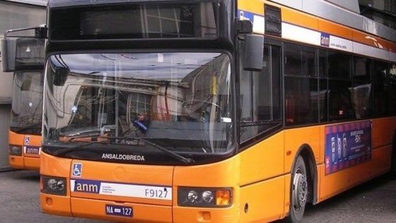 Рожающую женщину высадили из автобуса в Неаполе за безбилетный проезд.