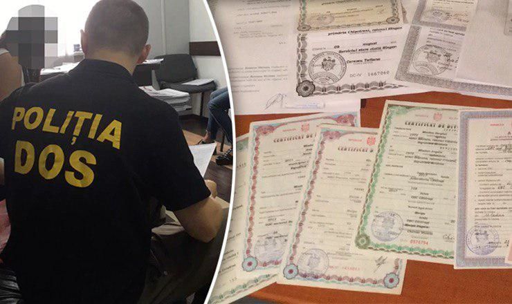 В результате обысков были обнаружены и изъяты многочисленные документы, подтверждающие преступную деятельность группировки.