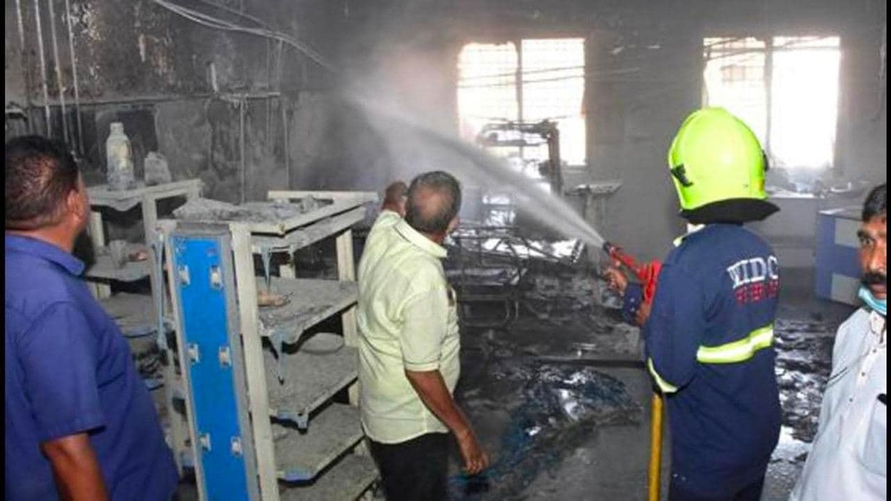 СМИ: При пожаре в ковидном отделении больницы в Болгарии погибли три человека.