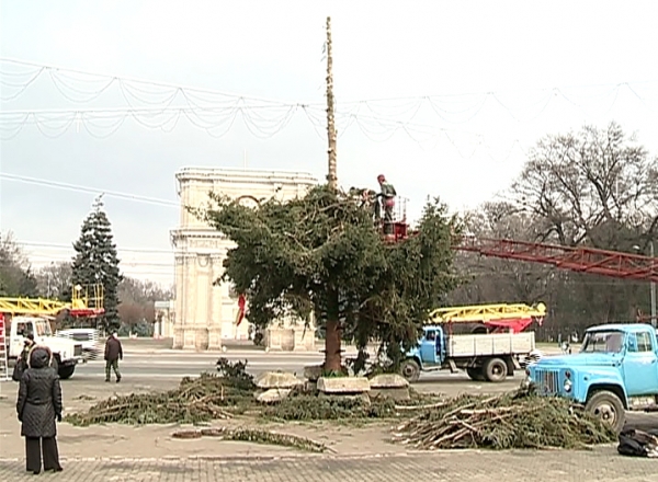 Gata cu atmosfera de sarbatoare din centrul capitalei. Bradul de Craciun a fost evacuat din Piata Marii Adunari Nationale.