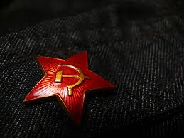 После запрета серпа и молота общество разделилось на два лагеря. Фото: flickriver.com