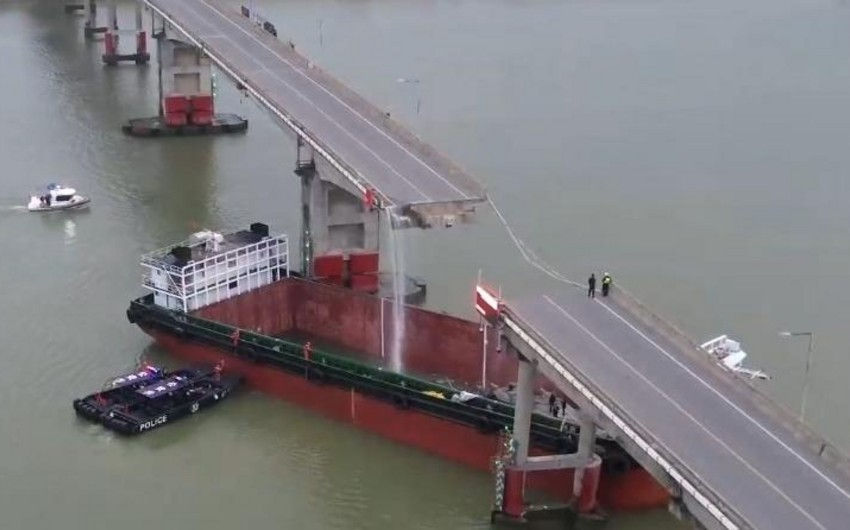 На юге Китая грузовое судно снесло часть автомобильного моста.