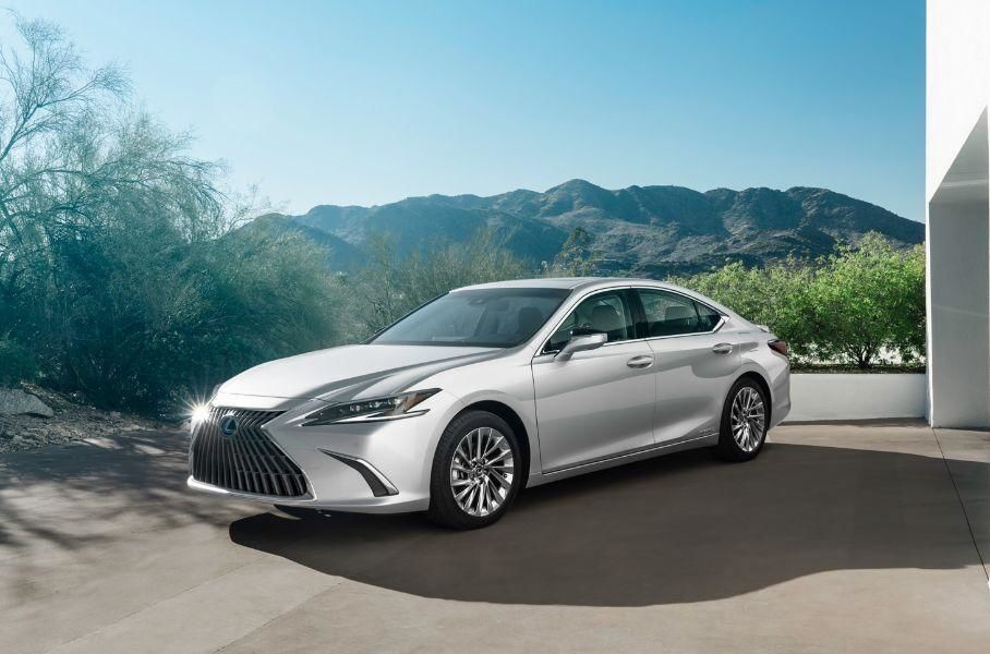  Lexus показал обновленный ES с сенсорным экраном.