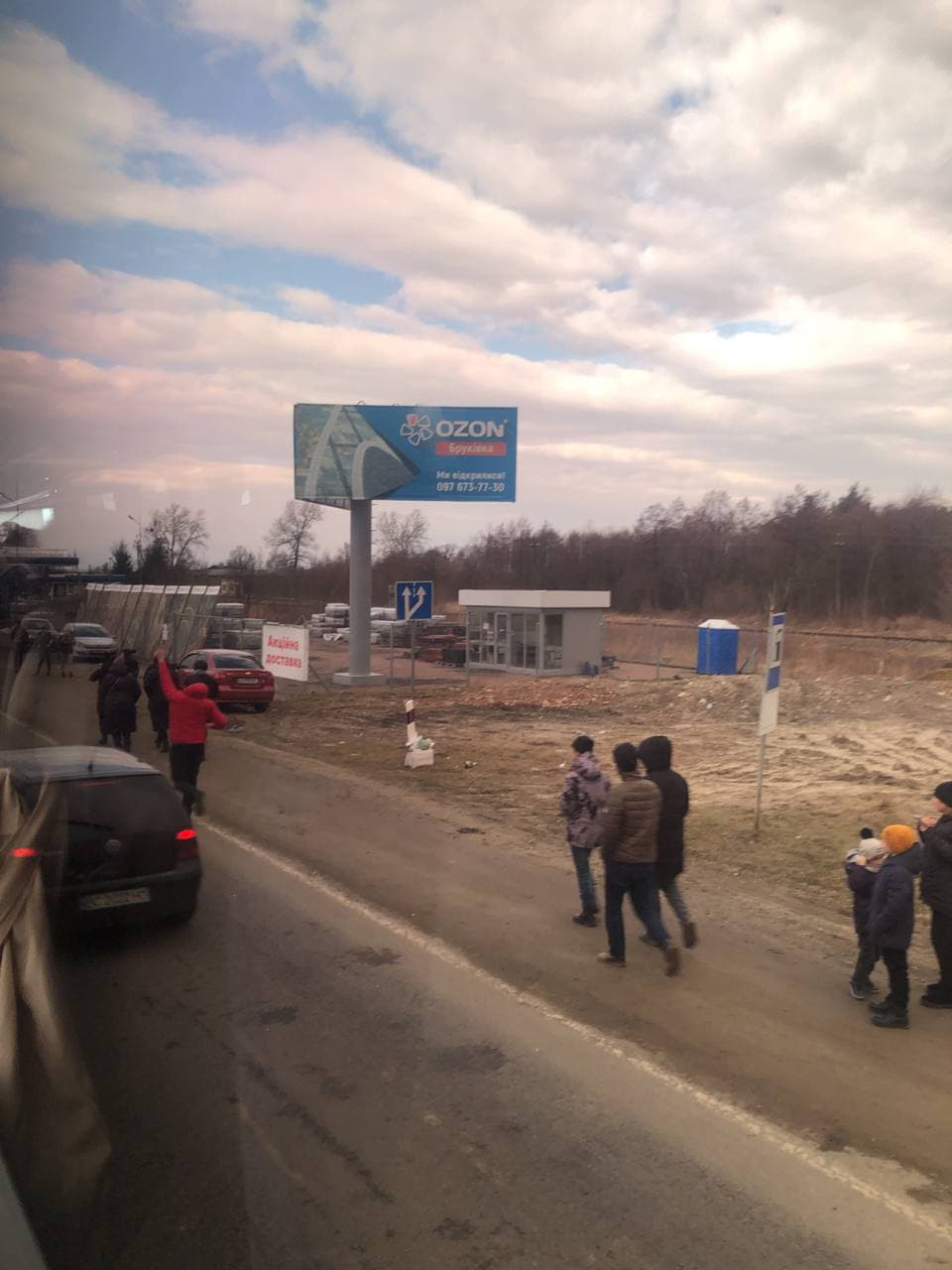 На границе Украины с Польшей образовалась огромная очередь.