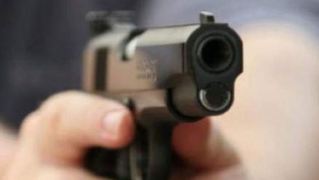 Doi studenţi au fost împuşcaţi mortal pentru că ar fi făcut desene graffiti pe pereţii unei case.