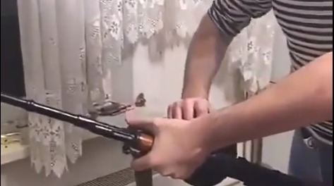 Россиянин на Новый год открыл с балкона огонь из пулемета.
