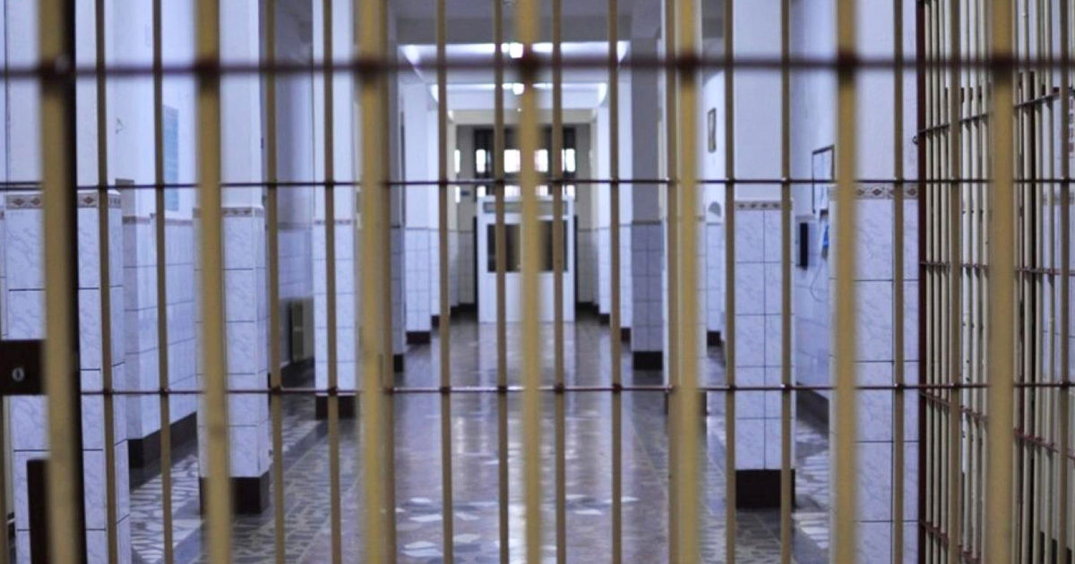 Полицейский приговорен к 3 годам лишения свободы и штрафу в размере 325 тысяч леев.