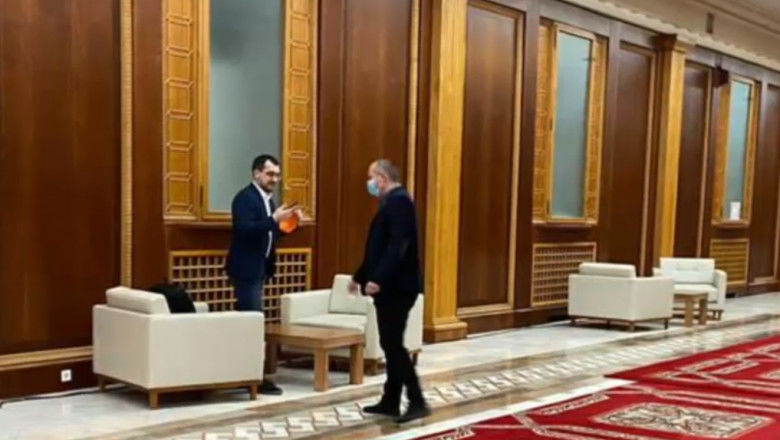 В Румынии главу Минздрава оштрафовали за то, что он не надел маску в парламенте.