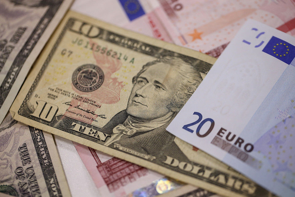 Traderii văd o probabilitate de aproximativ 45% ca euro să scadă până la 1 dolar până la sfârşitul anului viitor, aproape dublul şanselor esti­mate cu o săptă­mână în urmă.