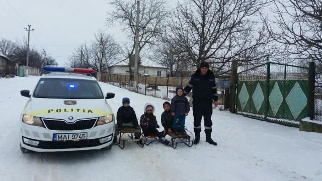 Полицейские напомнили детям о мерах безопасности при катании на санках.