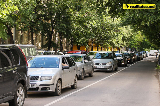 Potrivit legislației, șoferii care încalcă limitele regimului de viteză riscă amenzi între 400 şi 1.000 de lei, cu aplicarea a 5 puncte de penalizare.