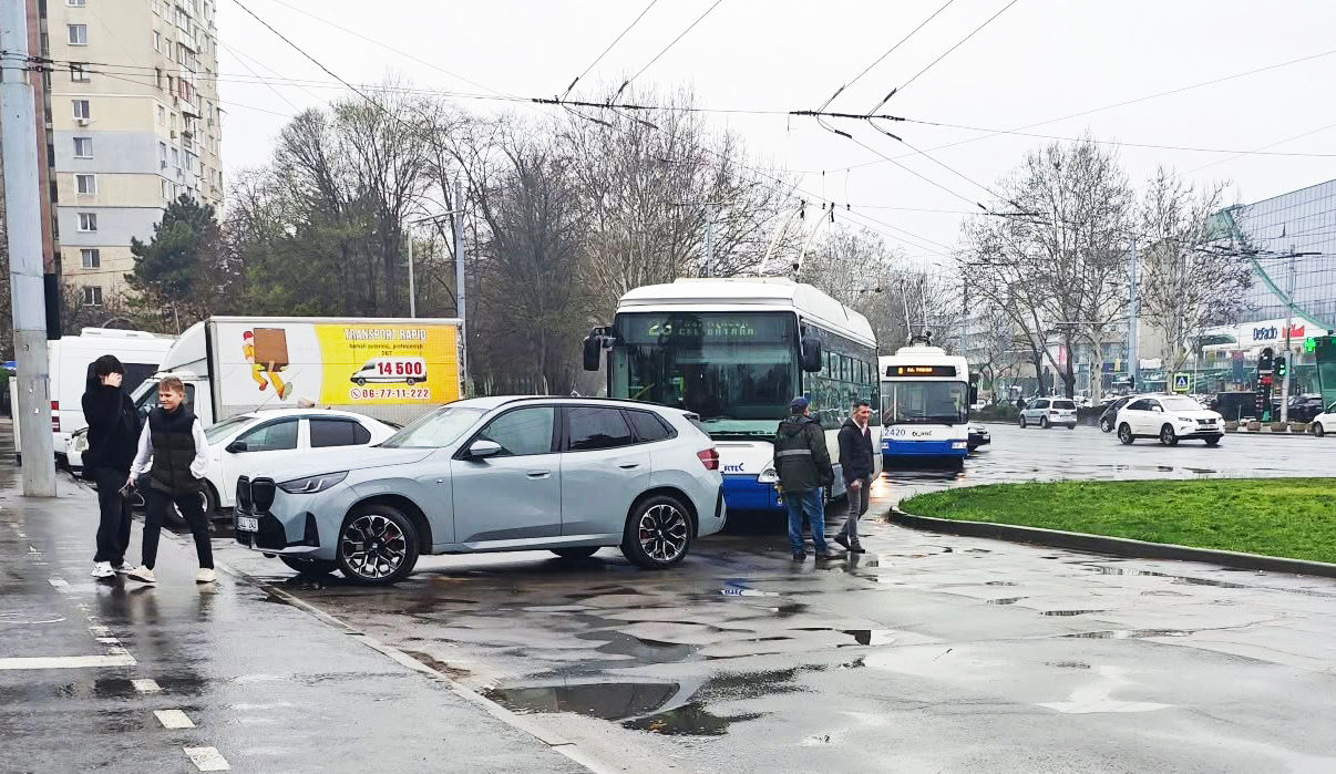 В Кишиневе встали троллейбусы из-за автохама на BMW