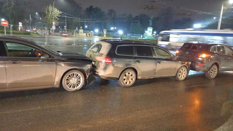 В центре Кишинёва три автомобиля попали в цепную аварию.