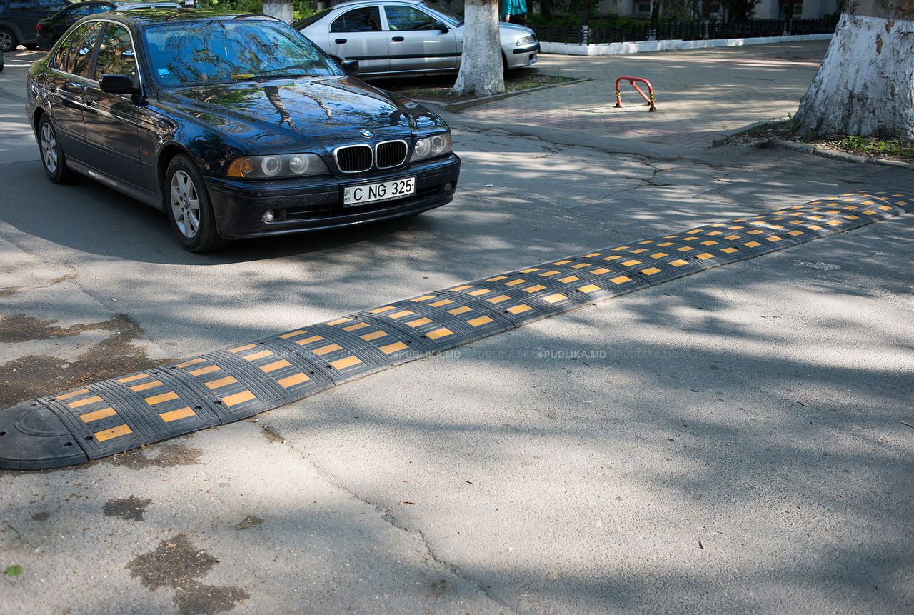 În Chișinău au fost demontate mai toate limitatoarele de viteză. Foto: publika.md
