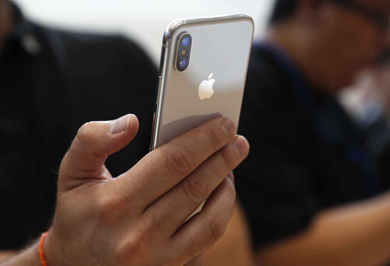 На Apple подали в суд из-за замедления работы смартфонов.