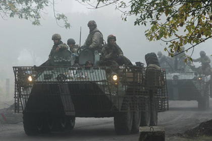 Семь украинских военнослужащих погибли после попадания танкового снаряда в бронетранспортер в Донецком аэропорту.