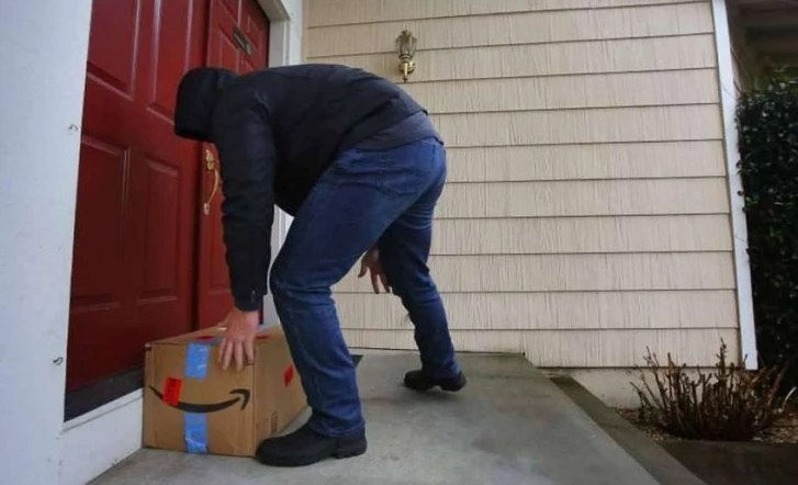 В США два вора подрались из-за посылки, которую они оба хотели стащить.