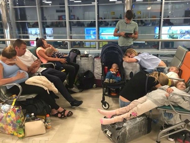 Пассажирам лайнера, в который ударила молния, поменяли билеты, но рейс опять отменили. 