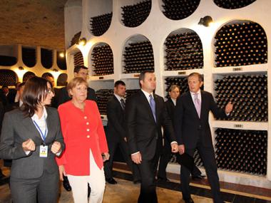 Vinurile sunt produse din soiurile Cabernet, Codru, Gewurz Traminer, Cahor, Marsala, Grătieşti