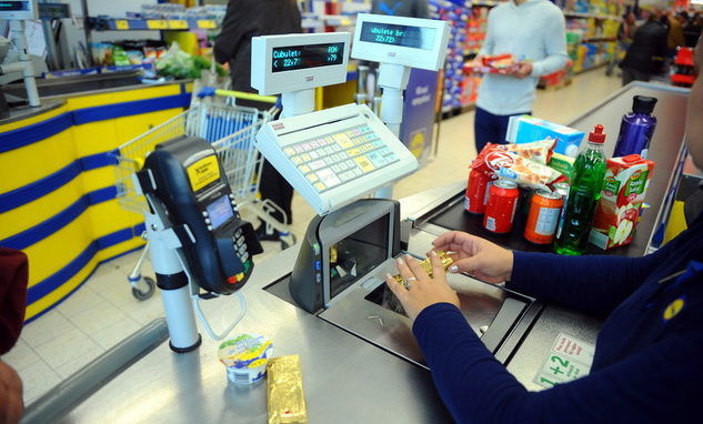 Supravegherea video ascunsă a casierilor dintr-un supermarket, încălcare