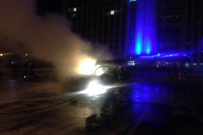 Clădirea a fost cuprinsă de un fum gros alb, în zona se auzeau focuri de armă, potrivit martorilor.