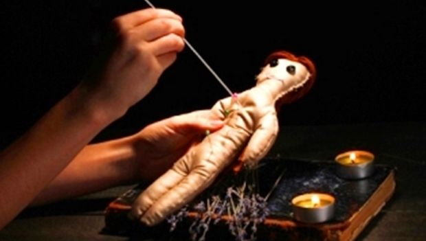 Cuvântul blestem se traduce prin invocarea urgiei divinității asupra cuiva. 