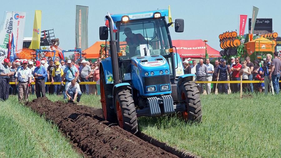 Победитель соревнований получил приз — трактор «Кировец К-424».
