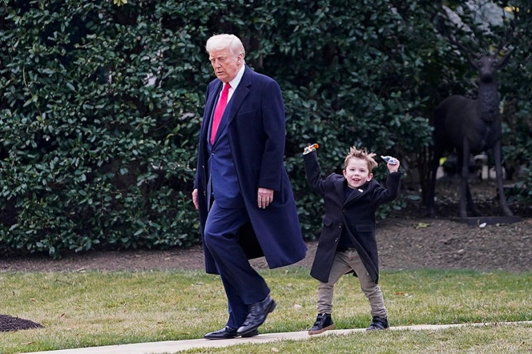 Фотографы засняли Трампа с сыном Маска перед посадкой в вертолет.
