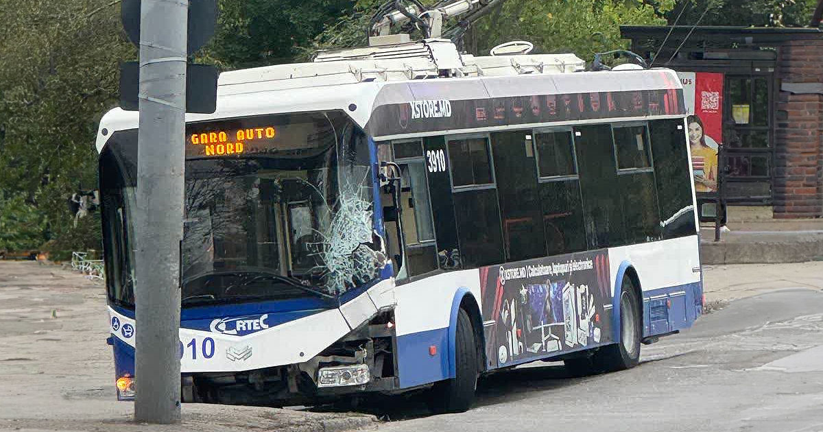 Accident în Capitală: Un troleibuz, lovit în plin de un camion.