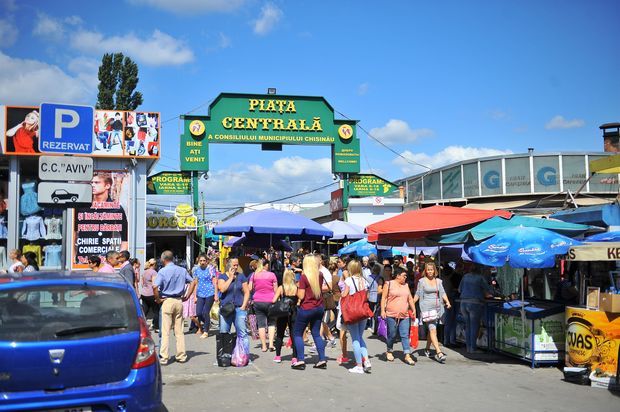 Un șofer din Capitală a cumpărat struguri fără să iasă din microbuz