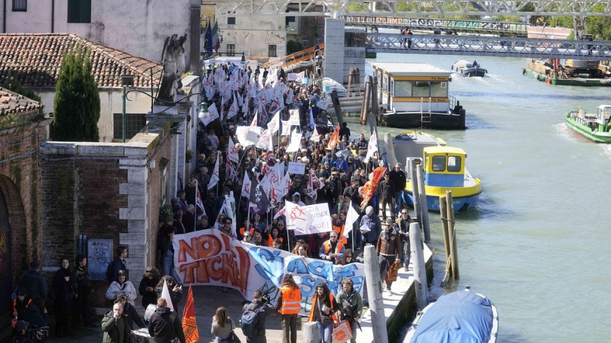 Жители Венеции протестуют против сборов с туристов.