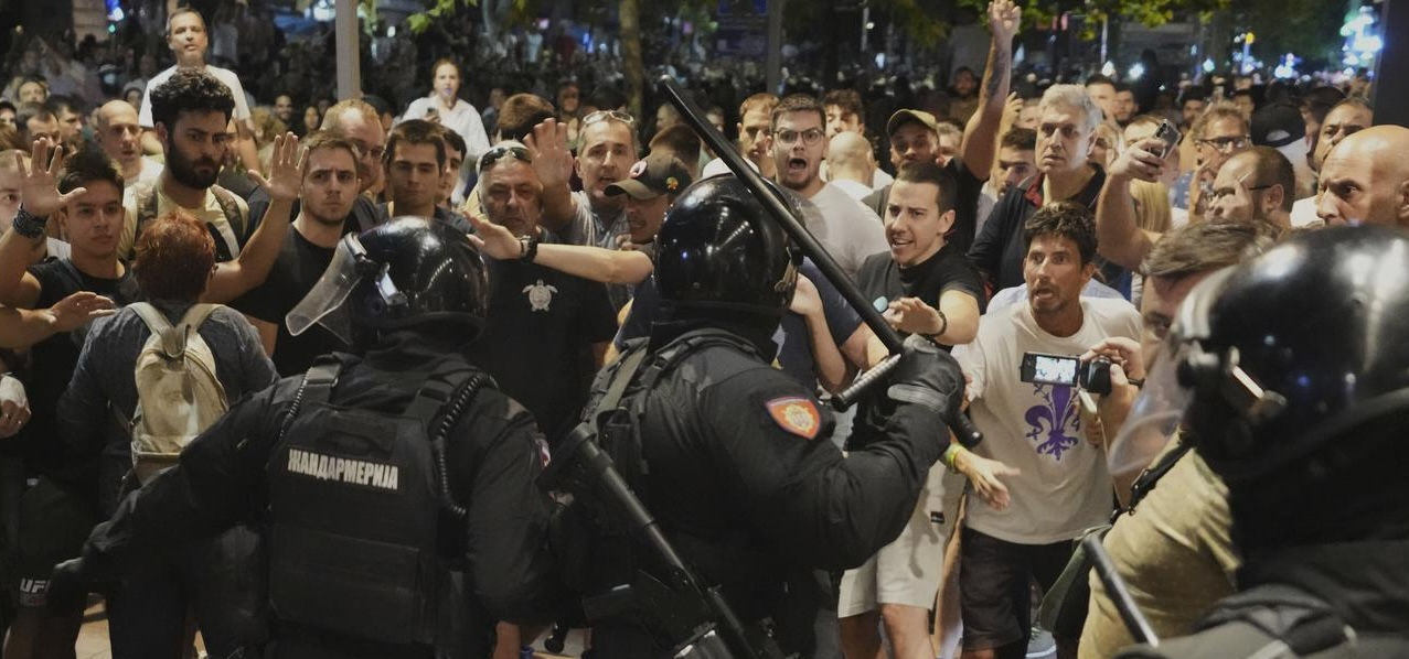 Confruntări în Serbia între opoziție, susținătorii lui Vucic și poliție.