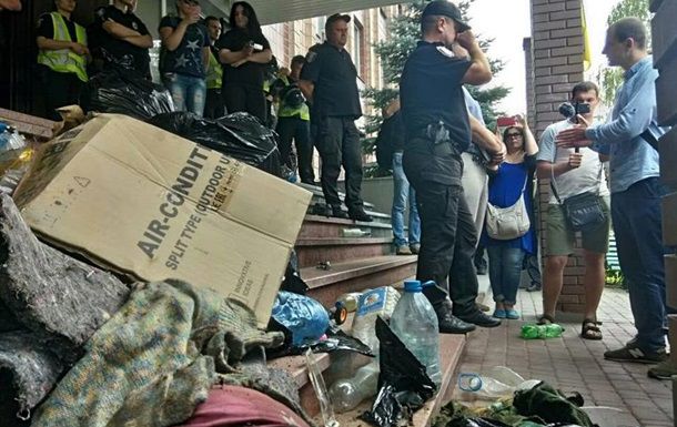 Радикалы завалили мусором здание полиции в Киеве.