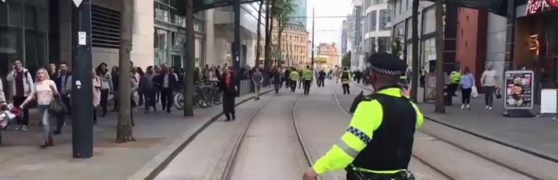 Un centru comercial din Manchester a fost evacuat după ce mai multe persoane au auzit o explozie. 