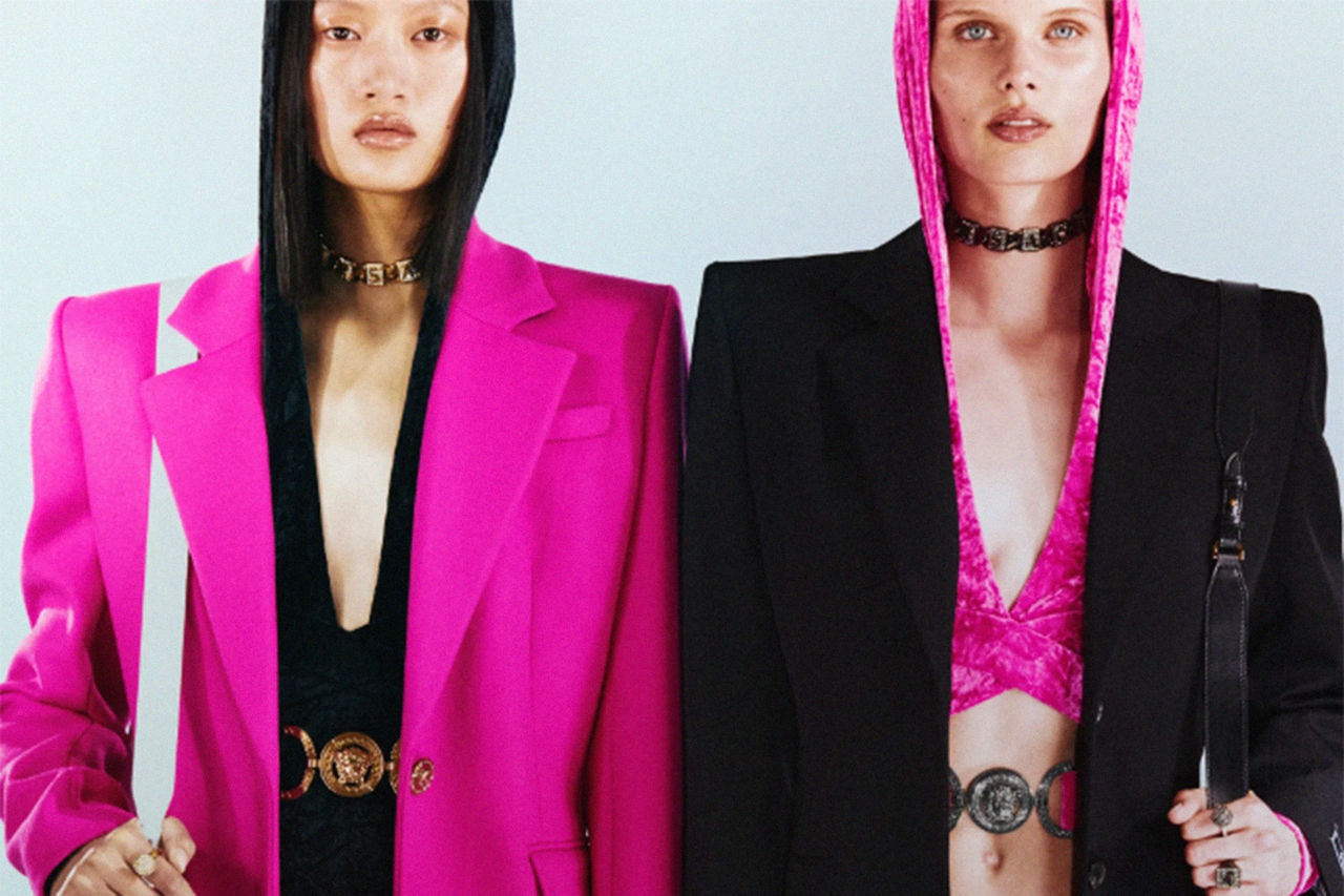 Versace показал новую коллекцию в цвете фуксия.