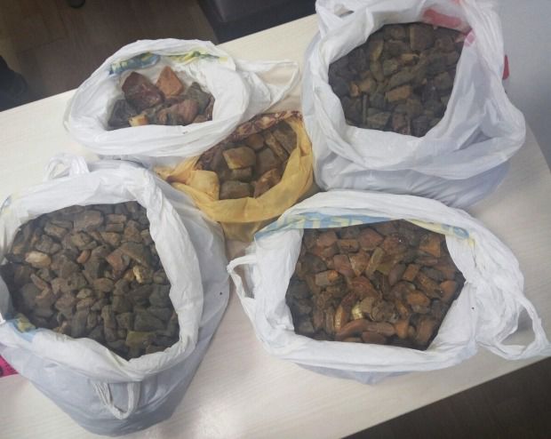 Trei persoane sunt cercetate penal pentru tentativă de contrabandă cu chihlimbar în proporții deosebit de mari.