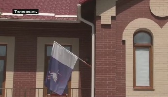 Местные жители о своем гербе говорят с гордостью: "Аист приносит радость в семьи".