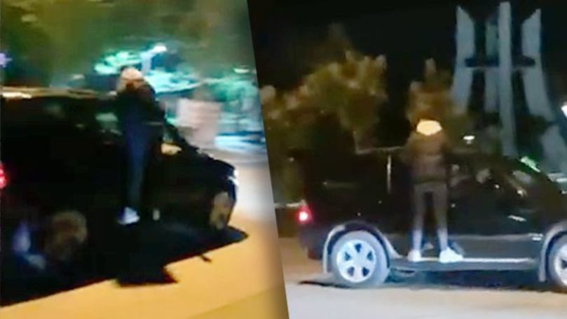 В столице молодой человек ехал, уцепившись за кузов автомобиля.