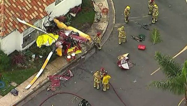 Trei oameni au murit după ce un elicopter s-a prăbuşit peste o locuinţă din California.