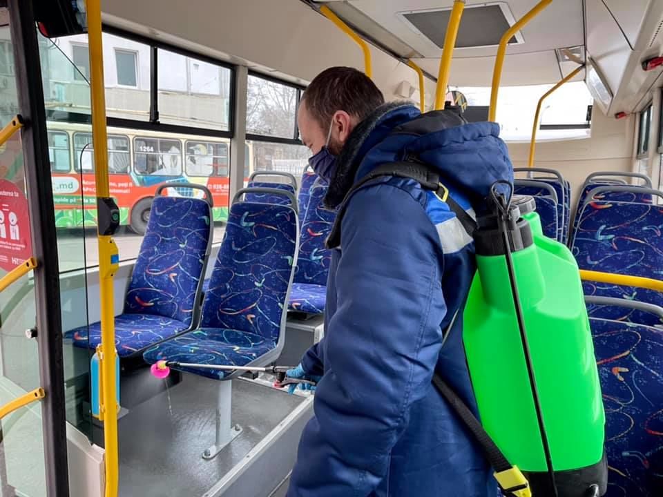 В Кишиневе дважды в день дезинфицируют общественный транспорт.