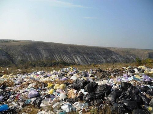 35 тонн мусора вывезли гражданские активисты после "субботника" в историко-культурном заповеднике Старый Орхей. Фото: actualitati.md