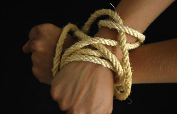 Cincisprezece imigranţi pakistanezi au fost răpiţi în România de un grup infracţional. 